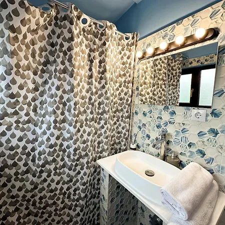 Golden Escape - Charming In Prime Location Apartment