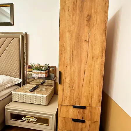 Apartment Golden Escape - Charming In Prime Location