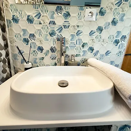 Golden Escape - Charming In Prime Location Apartment *