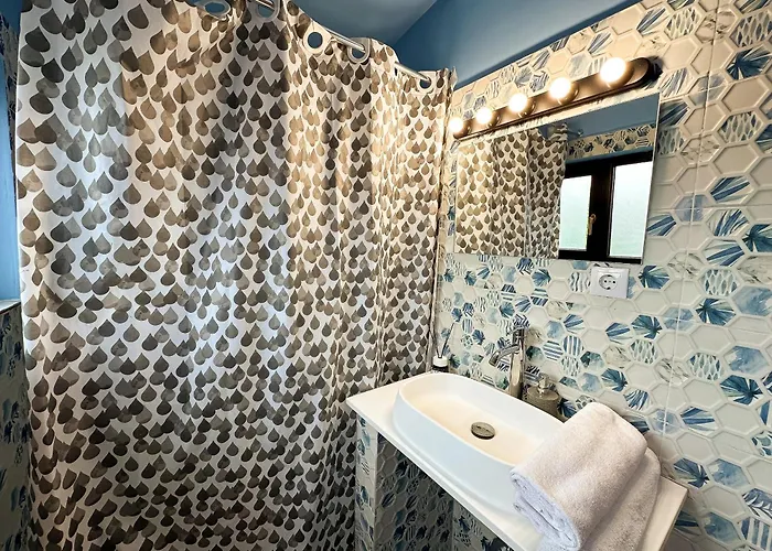 Golden Escape - Charming In Prime Location Apartament